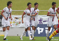 CKのチャンスから相手選手と競り合いながらもヘディングシュートを叩き込んだ福田 友也（岩手/#3）がチームメイトに祝福される【明治安田Ｊ３ 第14節 岩手vs北九州】