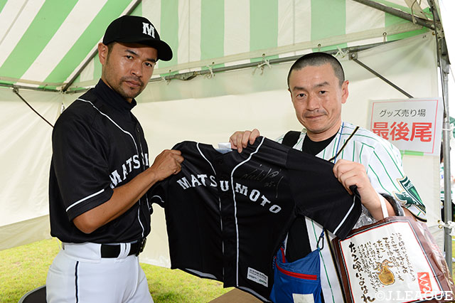 松本の熱狂的なファンとしても知られている「ニッチロー´」(飯田市出身)がコラボグッズの発売を記念してサンアルやってきた！【明治安田Ｊ１ 第17節 松本vsＧ大阪】