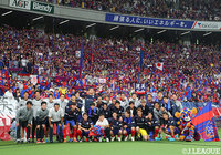 久保 建英選手の壮行セレモニーの最後はチームメイト、サポーターらと記念撮影！【明治安田Ｊ１ 第17節 FC東京vs横浜FM】