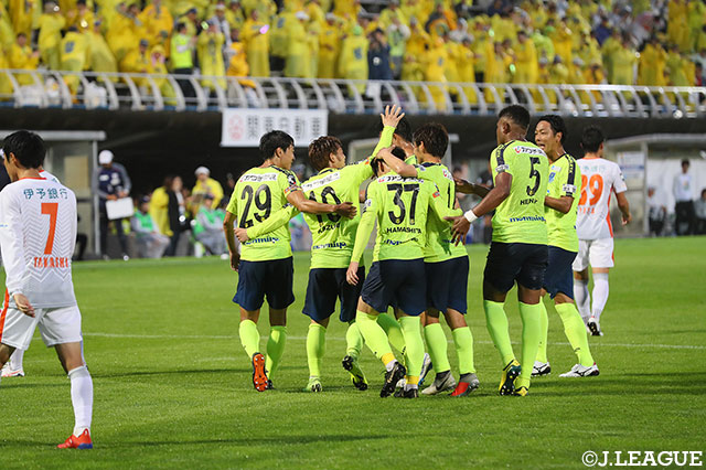 前半終了間際、西谷 和希（#10）の得点でホームの栃木が先制！【明治安田Ｊ２ 第20節 栃木vs愛媛】