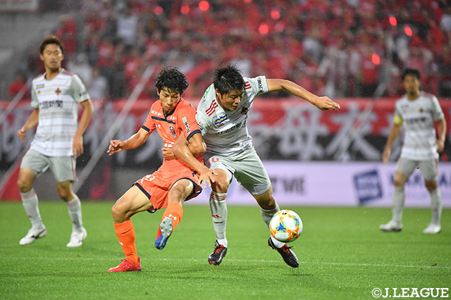 厳しいマークに遭い、垣田 裕暉（金沢）は2試合連続ゴールとはならず【明治安田Ｊ２ 第20節 大宮vs金沢】