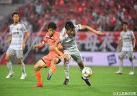 厳しいマークに遭い、垣田 裕暉（金沢）は2試合連続ゴールとはならず【明治安田Ｊ２ 第20節 大宮vs金沢】