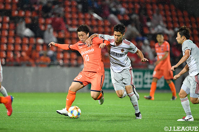 なかなか試合が動かない中、大宮は後半7分に大前 元紀（#10）を投入する【明治安田Ｊ２ 第20節 大宮vs金沢】