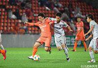 なかなか試合が動かない中、大宮は後半7分に大前 元紀(#10)を投入する【明治安田J2 第20節 大宮vs金沢】