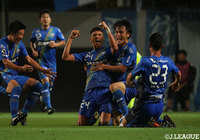 試合終盤、ロメロ フランク(町田/#24)がダイレクトで技ありのループシュート!美しい放物線を描いたボールはゴールに吸い込まれ、これが決勝点となった【明治安田J2 第20節 千葉vs町田】