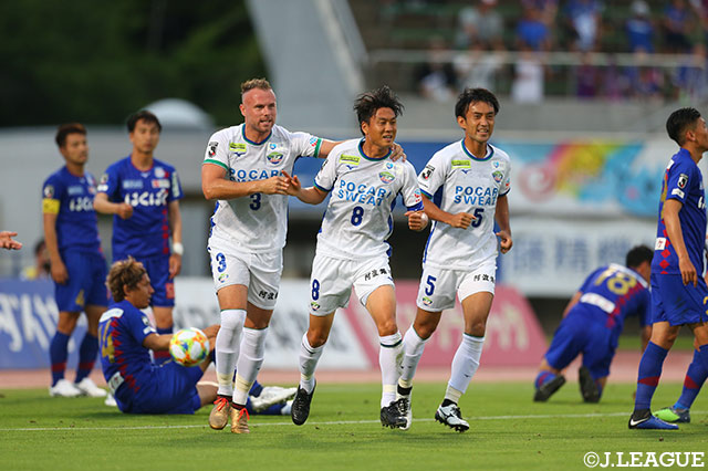 前半11分、こぼれ球に反応した岩尾 憲（徳島/#8）がボレーで押し込み、先制に成功！【明治安田Ｊ２ 第20節 甲府vs徳島】