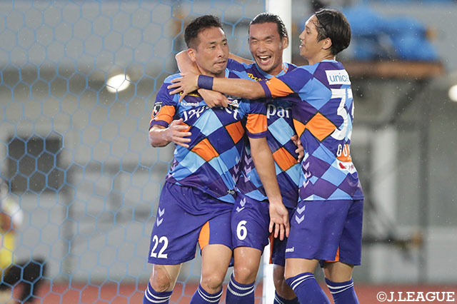 前半30分のCKから、最後は徳永 悠平（#22）が頭で押し込みホームの長崎が先制に成功する【明治安田Ｊ２ 第20節 長崎vs琉球】