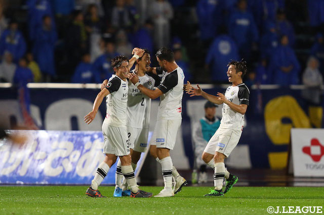 前半ATに鎌田 次郎（#2）が先制ゴールを奪い、アウェイの柏がリードして試合を折り返す【明治安田Ｊ２ 第20節 山形vs柏】