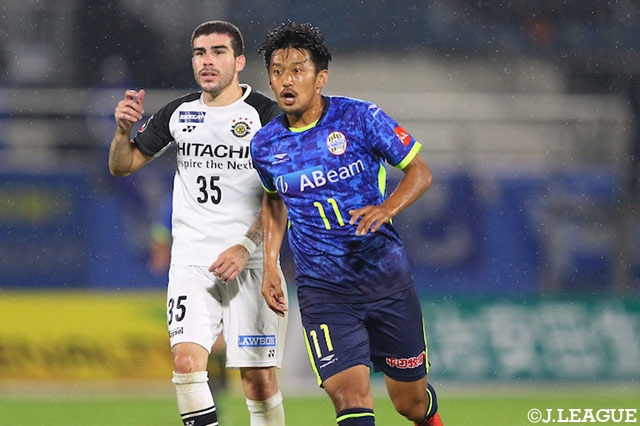 1点を追う山形は、後半7分にチーム内得点王の阪野 豊史を投入し、攻勢を強める【明治安田Ｊ２ 第20節 山形vs柏】