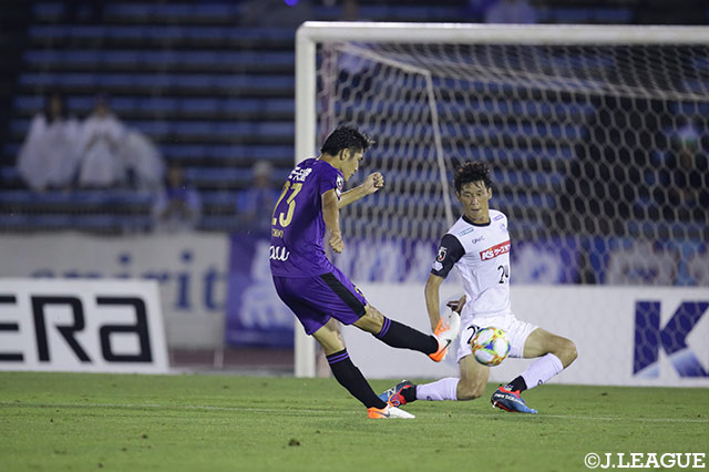 水戸がクリアし切れなかったボールを拾った一美 和成が右足を一閃！強烈なシュートがゴールに吸い込まれ、京都が同点に追いつく！【明治安田Ｊ２ 第20節 京都vs水戸】