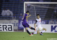 水戸がクリアし切れなかったボールを拾った一美 和成が右足を一閃!強烈なシュートがゴールに吸い込まれ、京都が同点に追いつく!【明治安田J2 第20節 京都vs水戸】