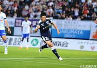 前半15分、ポストにはじかれたボールを詰めていた酒本 憲幸が押し込み、ホームの鹿児島が先制!【明治安田J2 第20節 鹿児島vs新潟】