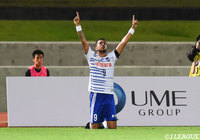 前半36分にレオナルド（新潟）が倒されてPKを獲得。これを自ら落ち着いて決めて、同点に追いつく【明治安田Ｊ２ 第20節 鹿児島vs新潟】