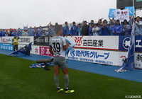 2得点に絡む活躍でチームを勝利に導いた小谷 光毅(秋田)が試合後、サポーターに勝利を報告した【明治安田J3 第14節 八戸vs秋田】