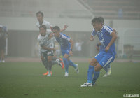 沼津がPKを獲得すると、尾崎 瑛一郎が落ち着いてゴール左隅に突き刺し先制点をゲット【明治安田Ｊ３ 第14節 沼津vs相模原】