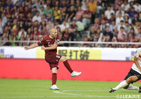 クリアを拾ったアンドレス イニエスタ（神戸）の狙い澄ました完璧過ぎるミドルシュートがゴール左に突き刺さる！【明治安田Ｊ１ 第17節 神戸vs名古屋】