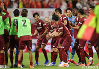 先日、第四子が誕生したアンドレス イニエスタ(神戸)を中心にゆりかごパフォーマンス!【明治安田J1 第17節 神戸vs名古屋】