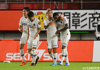 前半27分、右からのクロスを柏 好文（広島/#18）が飛び込み同点に追い付く！【明治安田Ｊ１ 第17節 鹿島vs広島】