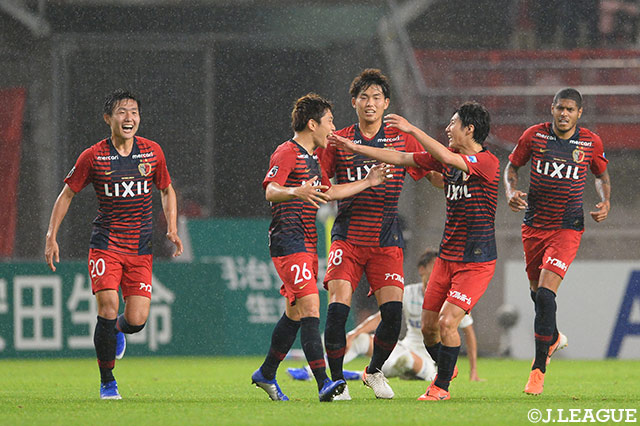 小池 裕太（#26）が左足を思い切り振り抜いた鋭いシュートが町田 浩樹（#28）に当たってゴールに吸い込まれ、鹿島が勝ち越しに成功！【明治安田Ｊ１ 第17節 鹿島vs広島】