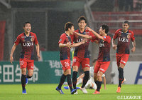 小池 裕太(#26)が左足を思い切り振り抜いた鋭いシュートが町田 浩樹(#28)に当たってゴールに吸い込まれ、鹿島が勝ち越しに成功!【明治安田J1 第17節 鹿島vs広島】