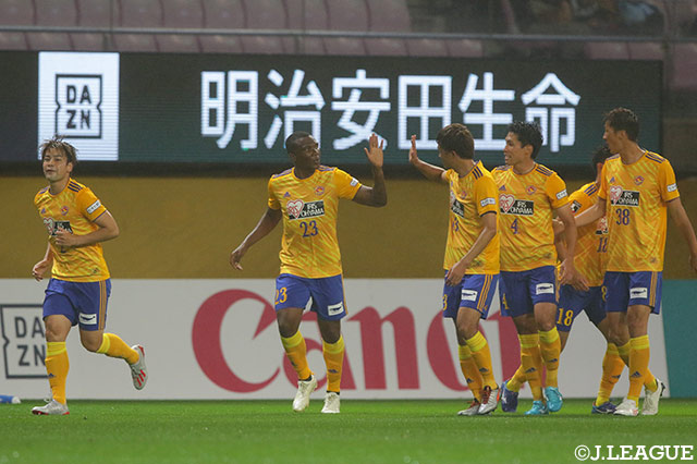 CKのチャンスからシマオ マテ（仙台/#23）が強烈なヘディングシュートを叩き込んで先制点を獲得！【明治安田Ｊ１ 第17節 仙台vs札幌】