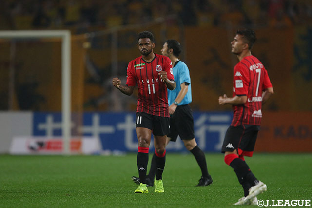 前半34分に試合を振り出しに戻す同点ゴールを決めたアンデルソン ロペス（札幌/#11）がガッツポーズ！【明治安田Ｊ１ 第17節 仙台vs札幌】