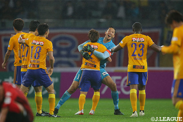 試合終了のホイッスルが鳴り響き、喜びを爆発させるシュミット ダニエルら仙台の選手たち【明治安田Ｊ１ 第17節 仙台vs札幌】
