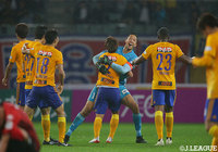 試合終了のホイッスルが鳴り響き、喜びを爆発させるシュミット ダニエルら仙台の選手たち【明治安田Ｊ１ 第17節 仙台vs札幌】