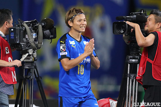 浮き球を収めた藤本 憲明（大分）が左足でのシュートを流し込んで先制点をゲット！【明治安田Ｊ１ 第17節 大分vs浦和】