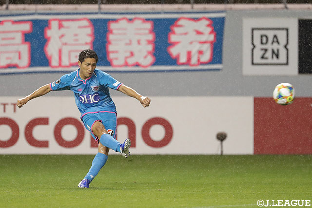 前半9分、PA左の位置で得たFKを原川 力が直接叩き込み、鳥栖が先制！【明治安田Ｊ１ 第17節 鳥栖vs清水】