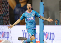 先日、引退を表明したフェルナンド トーレス（鳥栖）が前半16分、20分に立て続けにゴール！先発起用に応える見事な活躍！【明治安田Ｊ１ 第17節 鳥栖vs清水】