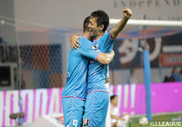 GKがキャッチミスしたこぼれ球を高橋 秀人（右）が豪快に蹴り込み、鳥栖が4点目を獲得！【明治安田Ｊ１ 第17節 鳥栖vs清水】