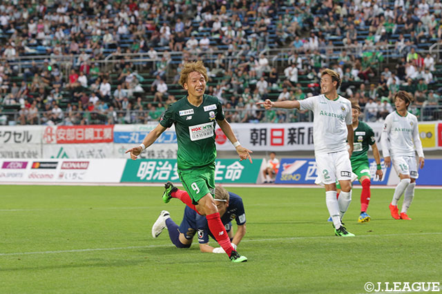 緩やかなクロスボールを山岸 祐也が頭で流し込み、ホームの岐阜が先制に成功！【明治安田Ｊ２ 第20節 岐阜vs東京Ｖ】