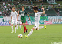 前半終了間際に獲得したPKのチャンスを井上 潮音(東京V)がゴール右隅に沈め、試合を振り出しに戻す!【明治安田J2 第20節 岐阜vs東京V】