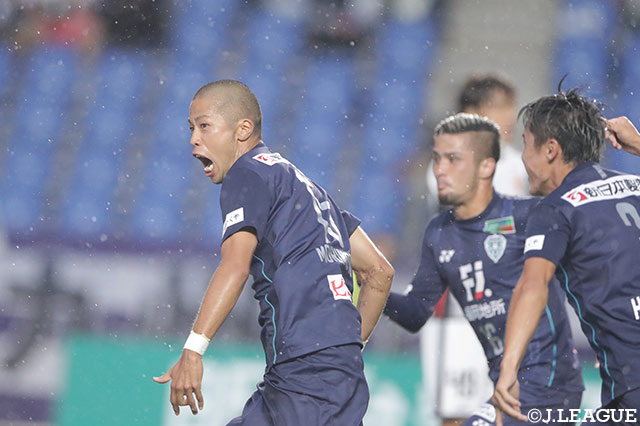 前半7分、森本 貴幸（福岡）が左足のダイレクトボレーを決めて幸先よく先制！【明治安田Ｊ２ 第20節 福岡vs山口】