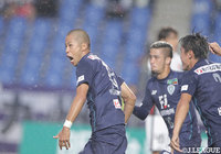 前半7分、森本 貴幸(福岡)が左足のダイレクトボレーを決めて幸先よく先制!【明治安田J2 第20節 福岡vs山口】