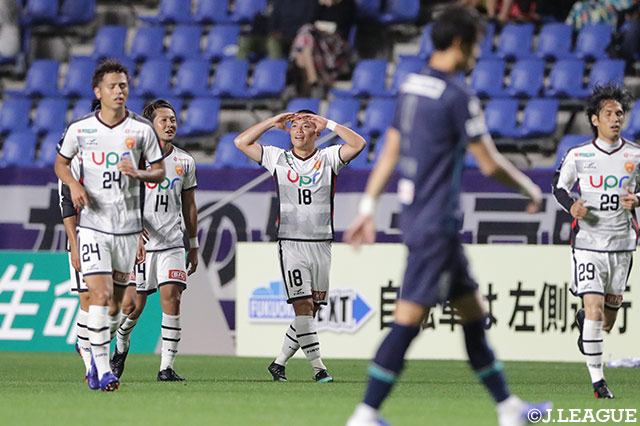 福岡のクリアボールをPA内で拾った高木 大輔（#18）が豪快に右足で蹴り込み、逆転に成功する【明治安田Ｊ２ 第20節 福岡vs山口】