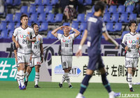 福岡のクリアボールをPA内で拾った高木 大輔(#18)が豪快に右足で蹴り込み、逆転に成功する【明治安田J2 第20節 福岡vs山口】