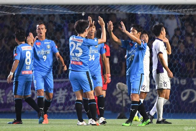 前半15分、左サイドからのCKを知念 慶（#20）が頭で合わせると、相手のオウンゴールを誘発させ、川崎Ｆが先制【天皇杯 2回戦 川崎Ｆvs明治大】