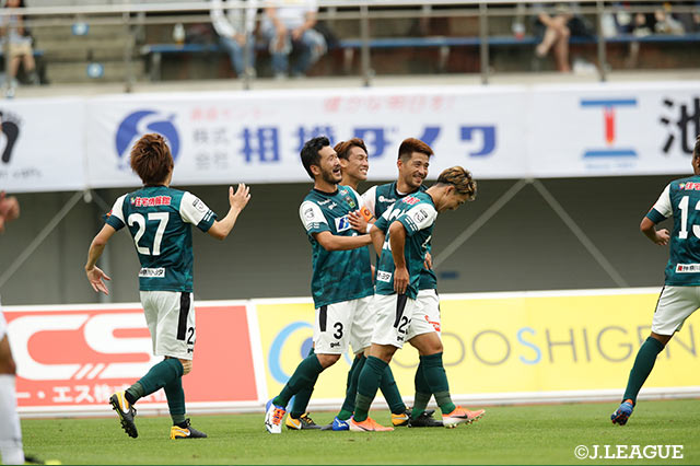 ベテランの富澤　清太郎（＃３）が33分に先制ゴール。これが決勝点となり、相模原が白星をつかんだ【明治安田Ｊ３第15節相模原vs八戸】