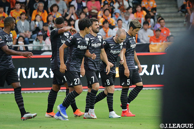 失点直後の前半29分、抜け出したダビド ビジャ（神戸/#7）がダブルタッチで無人のゴールに流し込み、同点ゴールを挙げる！【明治安田Ｊ１ 第18節 清水vs神戸】