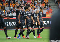 失点直後の前半29分、抜け出したダビド ビジャ（神戸/#7）がダブルタッチで無人のゴールに流し込み、同点ゴールを挙げる！【明治安田Ｊ１ 第18節 清水vs神戸】