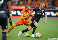 ボールをキープするアンドレス イニエスタ(神戸)をヘナト アウグスト(清水)が密着マーク!【明治安田J1 第18節 清水vs神戸】