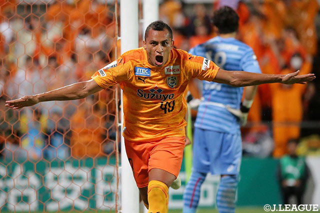 左からのロングスローをドウグラスが頭で叩き込み、清水が勝ち越し！ドウグラスは、これで清水のチーム新記録となる7試合連続ゴール！【明治安田Ｊ１ 第18節 清水vs神戸】