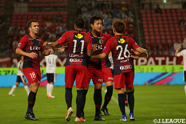 前半29分のFKのキッカーは小池 裕太（#26）。小池が放ったボールがオウンゴールを誘発し、ホームの鹿島が先制点を獲得！【明治安田Ｊ１ 第18節 鹿島vs磐田】