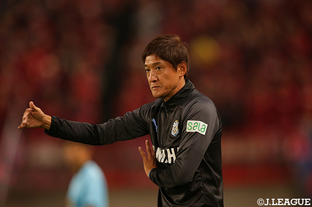 ピッチサイドで戦況を見守る鈴木 秀人新監督（磐田）【明治安田Ｊ１ 第18節 鹿島vs磐田】