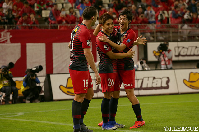 左サイドを駆け上がった小池 裕太（鹿島/#26）がそのままの勢いで左足を振り抜くと、ボールはGKの頭上を越えてゴールに吸い込まれ、追加点を獲得！【明治安田Ｊ１ 第18節 鹿島vs磐田】