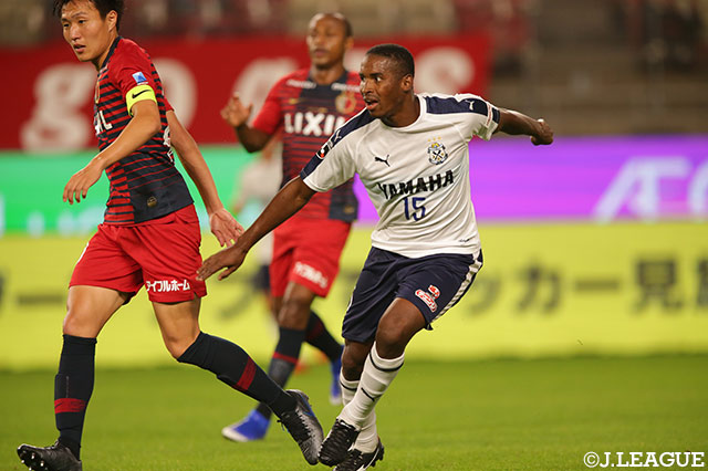 2点を追いかける磐田は、後半からアダイウトンを投入【明治安田Ｊ１ 第18節 鹿島vs磐田】