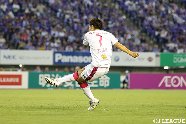 前半19分にPA近辺で直接FKを獲得すると、水沼 宏太が蹴ったボールはクロスバーをかすめながらゴールネットへ吸い込まれ、Ｃ大阪が先制点を獲得！【明治安田Ｊ１ 第18節 広島vsＣ大阪】