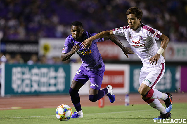 ハイネル（広島）と丸橋 祐介（Ｃ大阪）がサイドで見応えのある攻防を繰り広げる【明治安田Ｊ１ 第18節 広島vsＣ大阪】